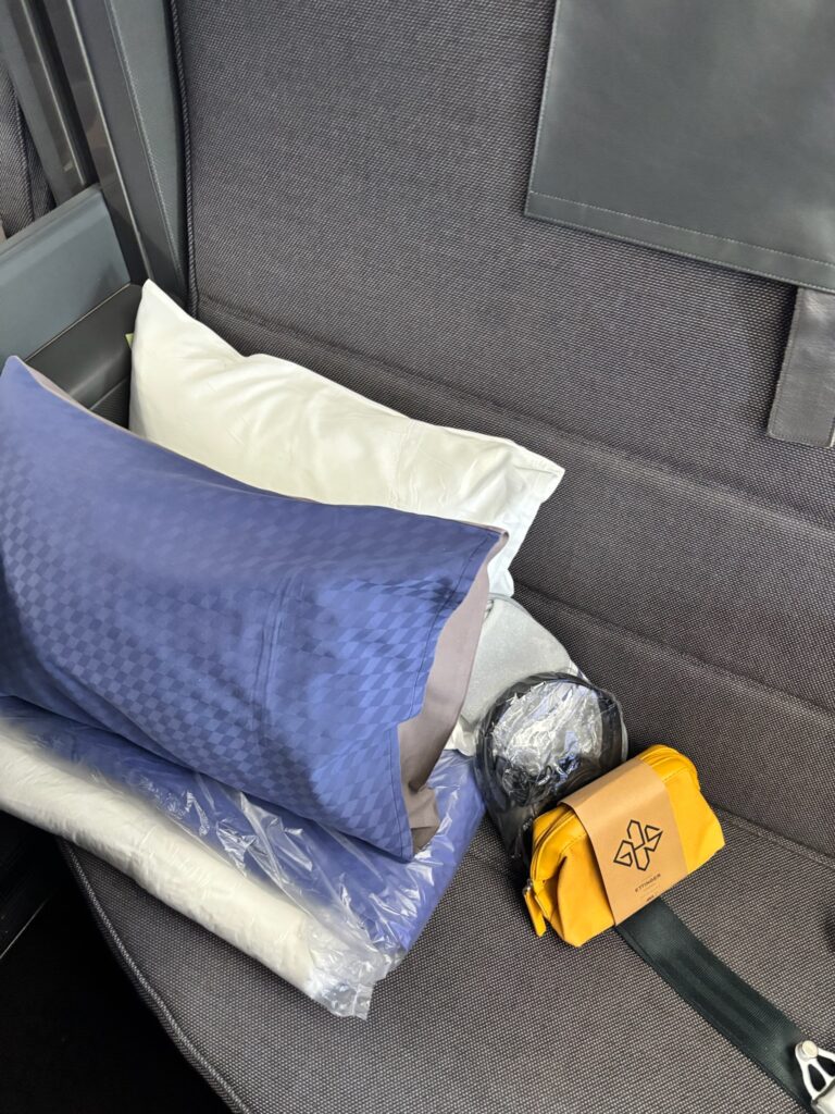 ANA THE Roomの座席に用意された枕・寝具・ETTINGERアメニティ