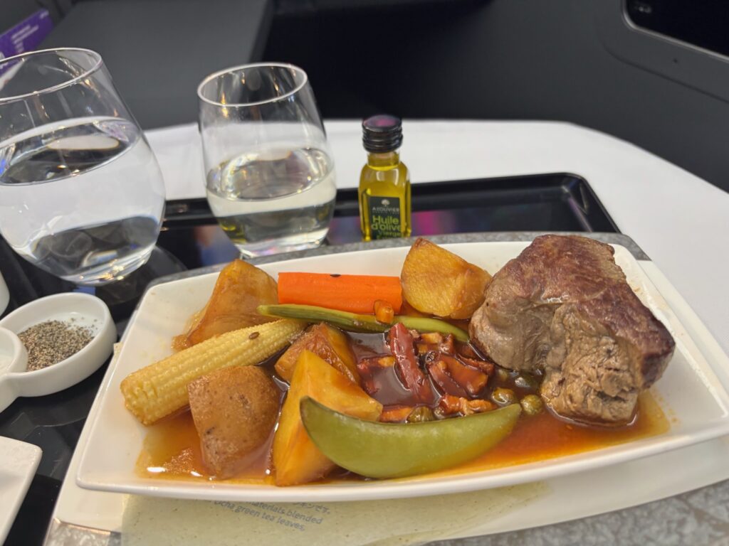 ANAビジネスクラス機内食の牛肉メインディッシュ