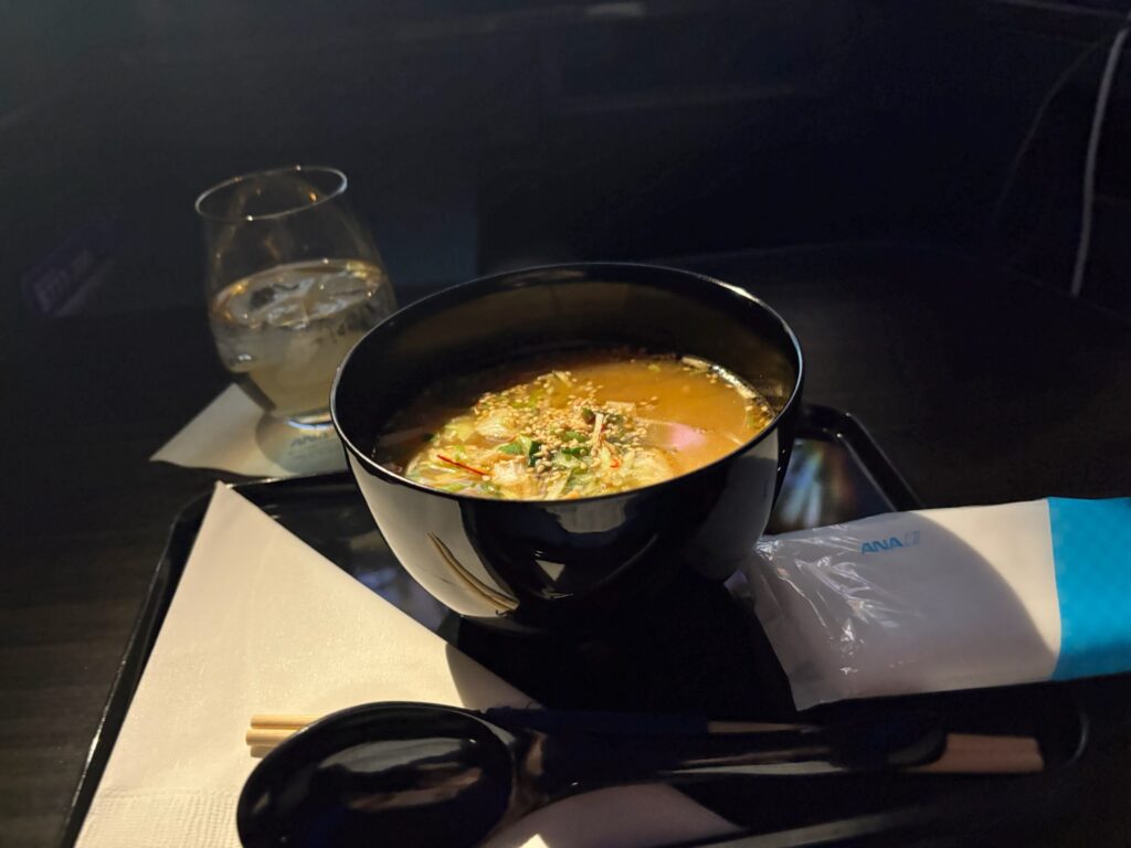 ANAビジネスクラスで提供された温かい麺料理